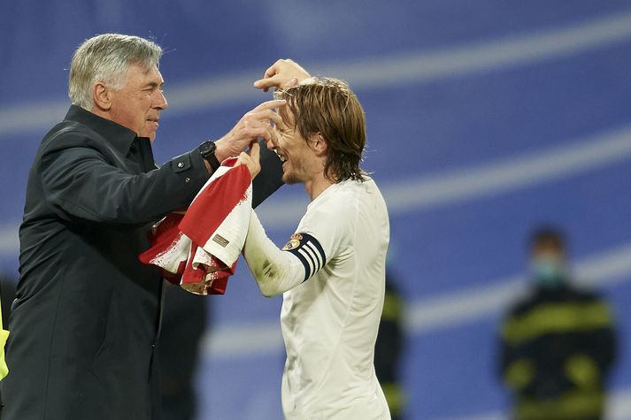 Carlo Ancelotti og Luka Modric fagna sigri Real á Atlético.