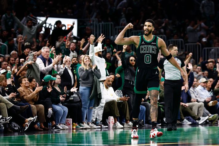 Jayson Tatum hnyklar vöðvana.