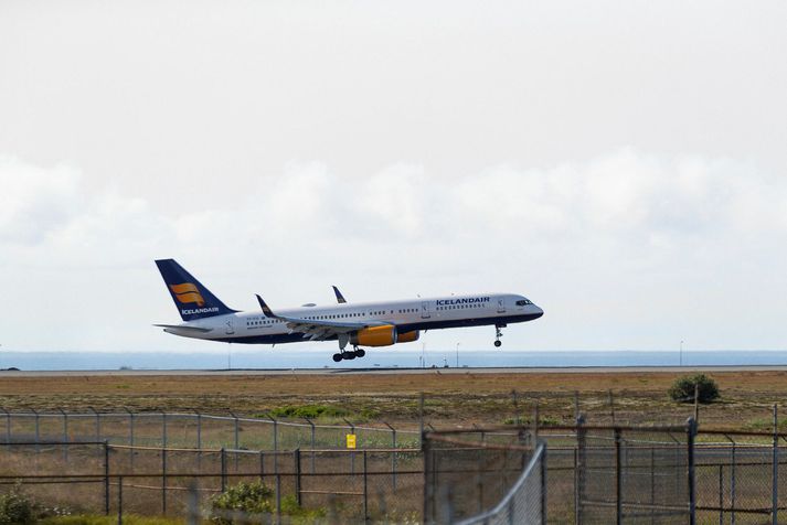 Fyrstu Boeing 757 þotunni var flogið frá Keflavíkurflugvelli nú fyrir hádegi vestur til Bandaríkjanna þar sem hún verður rifin.