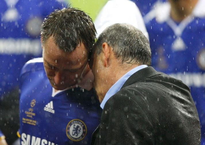 Avram Grant reynir að hughreysta John Terry í kvöld.