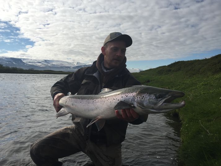 Fyrsti fiskurinn úr Árbót í sumar er þessi flotti 102 sm hængur