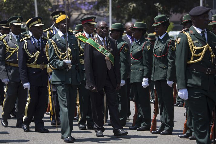 Robert Mugabe, forseti Simbabve, ásamt lífvarðasveit sinni.