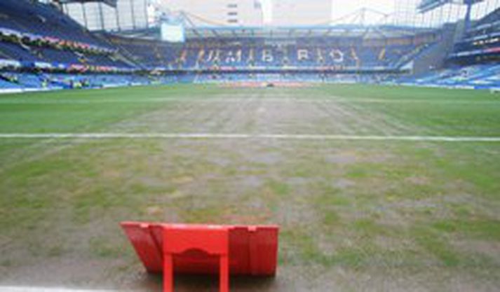 Grasið á Stamford Bridge er ekki glæsilegt eftir miklar rigningar í London undanfarið