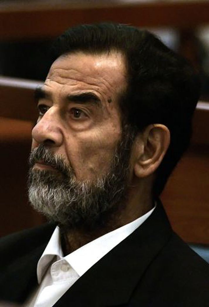 Saddam Hussein  Fyrrum forsetinn flutti dómaranum reiðilestur í réttarsalnum.