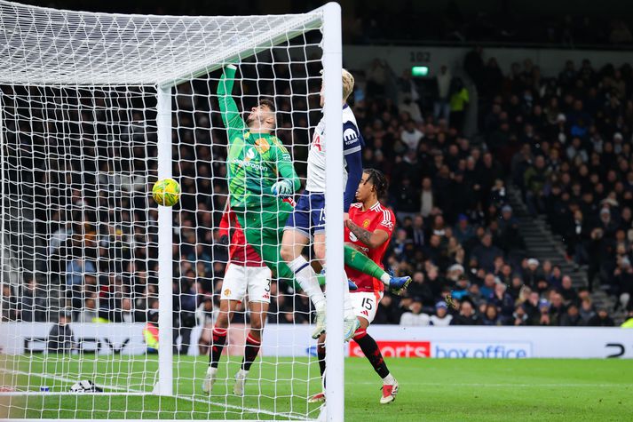 Altay Bayindir fékk á sig mark beint úr hornspyrnu gegn Tottenham.