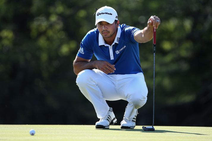 Jason Day les hér flötina á WGC-mótinu í gær.