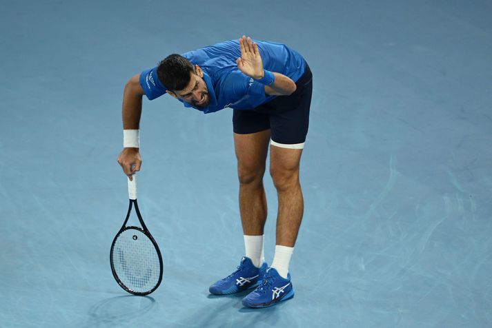 Novak Djokovic varð að hætta keppni í undanúrslitaleiknum í nótt.