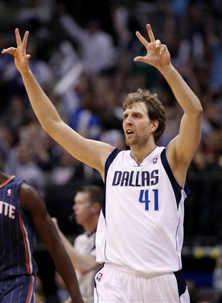 Dirk Nowitzki skoraði 27 stig fyrir meistaralið Dallas sem vann upp 14 stiga forskot Charlotte í fyrri hálfleik.