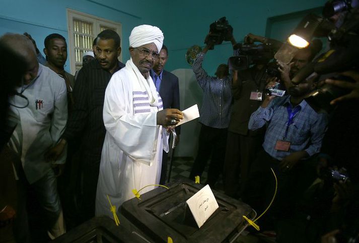 Omar al Bashir á kjörstað í gær.