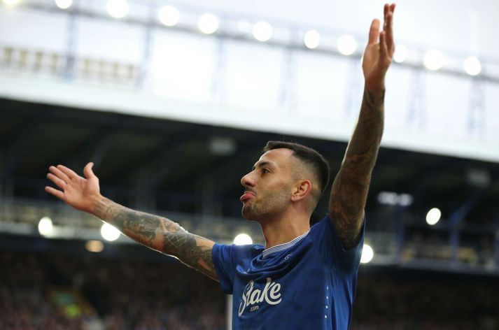 Dwight McNeil tryggði Everton langþráðan sigur með tveimur mörkum.