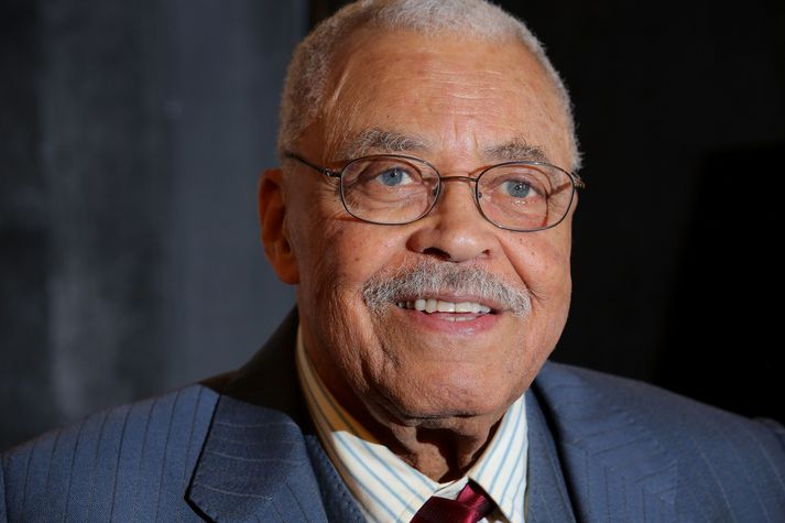 James Earl Jones lést á heimili sínu í dag.