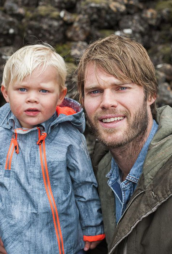 Feðgar. Jón Arnór verður á Íslandi í sumar en hér er hann með syni sínum, Guðmundi Nóel, sem verður tveggja ára í næsta mánuði.fréttablaðið/anton