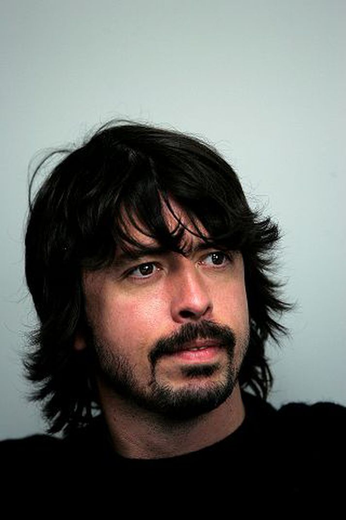 Forsprakki Foo Fighters spilar á nýjustu plötu Prodigy, Invaders Must Die.