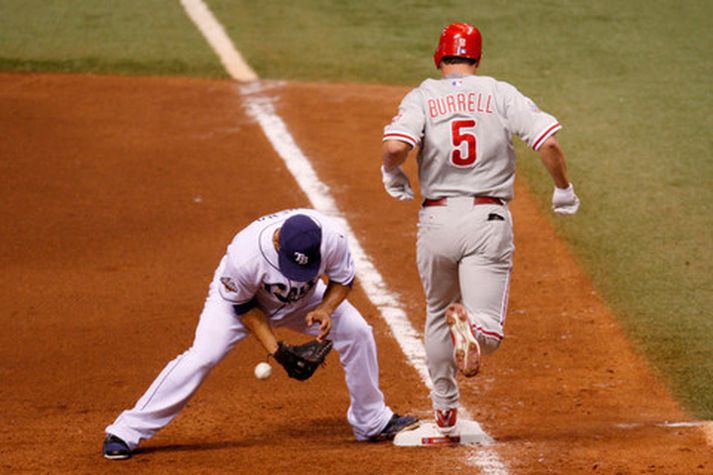 Pat Burrell sleppur hér fyrir horn eftir að hafa slegið boltann og hlaupið í fyrstu höfn.