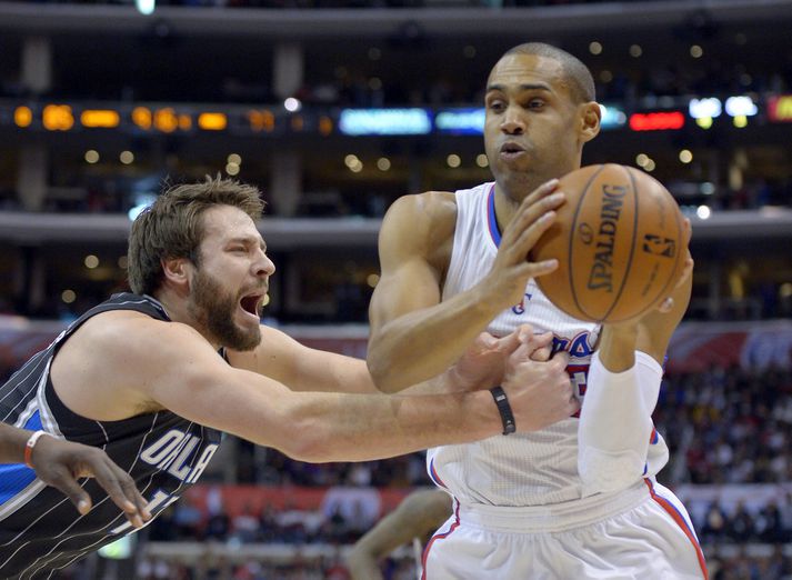 Grant Hill, Clippers, í baráttu við Josh McRoberts.