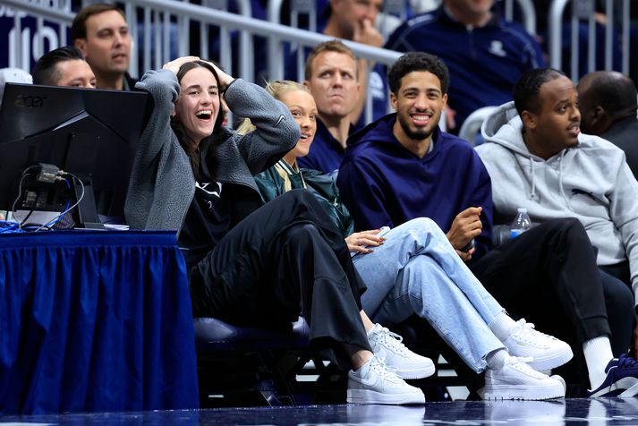 Caitlin Clark mætt á háskólakörfuboltaleik með NBA leikmanninum Tyrese Haliburton sem spilar fyrir Indiana Pacers. Hann fær miklu miklu miklu hærri laun en hún hjá Indiana Fever.