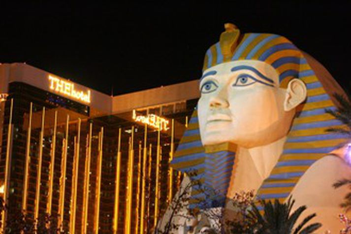 Fyrir utan Luxor hótelið í Las Vegas. Spilavítið byggir á egypsku þema eins og sjá má.