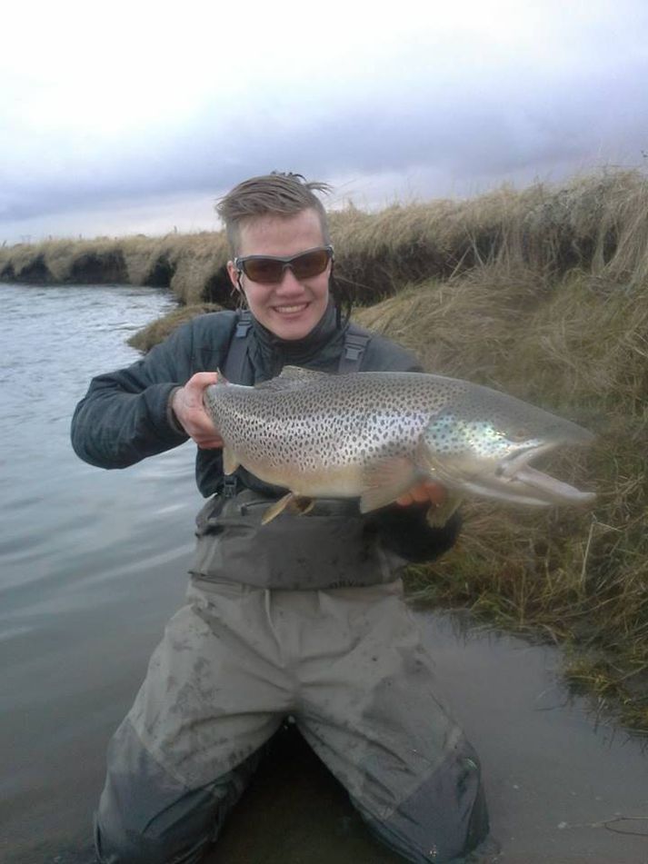 Þorsteinn Stefánsson með flottann sjóbirting úr Varmá