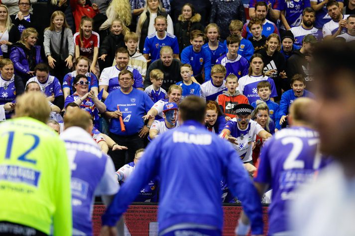 Íslensku handboltastrákarnir fagna með stuðningsmönnum í Laugardalshöllinni.