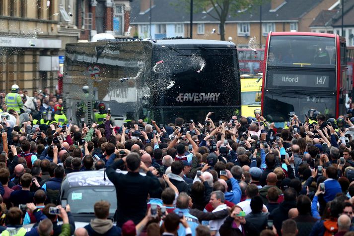 Flöskum er hent í liðsrútu Manchester United er hún rennur í hlað.