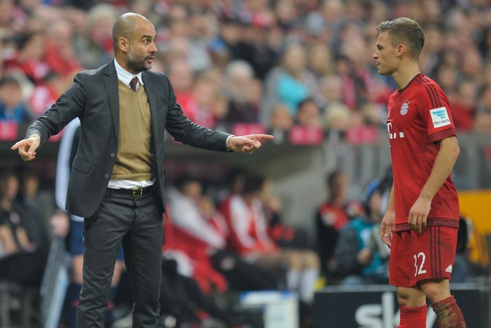 Guardiola gefur hér Kimmich skipanir í leik Bayern og Stuttgart.