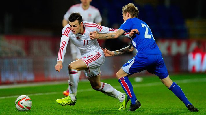 Ari Freyr í baráttunni við Gareth Bale í landsleik Íslands og Wales.