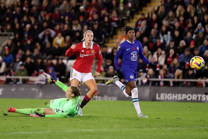 Alessia Russo horfir hér á eftir boltanum í mark Chelsea en hún skoraði eina mark Manchester United í 3-1 tapi í dag.