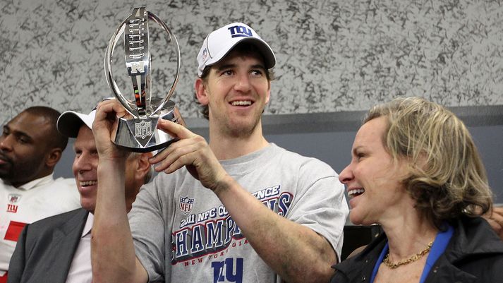 Eli Manning leikstjórnandi New York Giants fagnar sigrinum gegn New England Patriots.