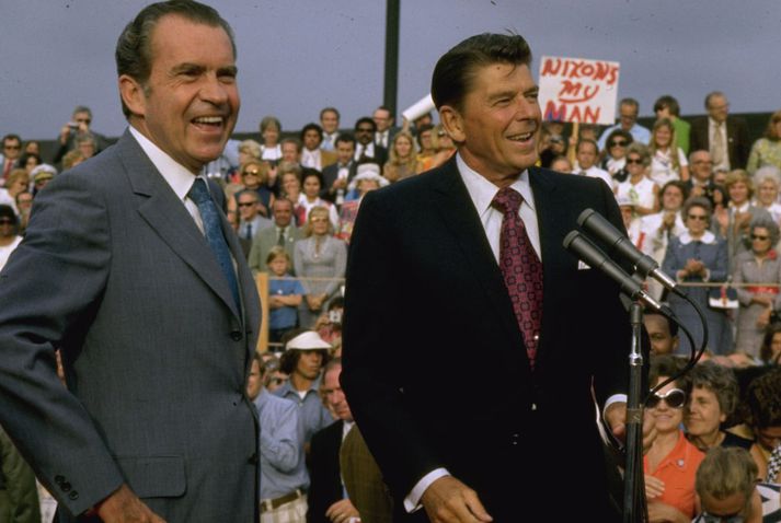 Nixon (t.v.) og Reagan (t.h.) saman á kosningafundi. Sá fyrrnefndi var forseti til 1974 þegar hann sagði af sér vegna Watergate-hneykslisins. Reagan varð forseti árið 1981.