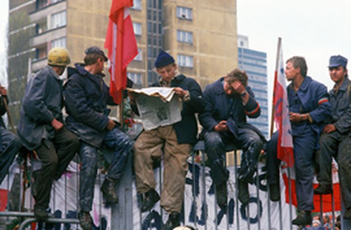 Verkfallið í Lenín skipasmíðastöðinni í Gdansk 1988. Þetta verkfall leiddi að lokum til viðræðna milli kommúnistastjórnarinnar í Póllandi og forystumanna verkalýðsfélagsins Samstöðu, og í framhaldinu frjálsra kosninga í Póllandi 1989.