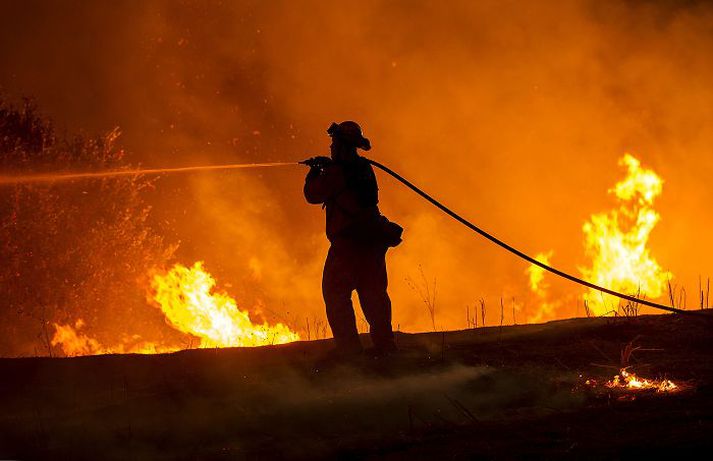 Slökkviliðsmaður í Kaliforníu reynir hvað hann getur