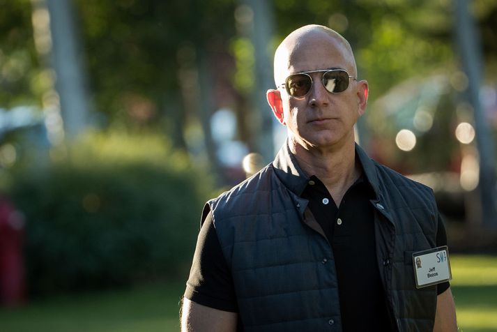 Jeff Bezos forstjóri Amazon lítur svo á að hjá honum sé alltaf Dagur 1 í rekstri. Hann segir óánægða viðskiptavini mikilvæga.