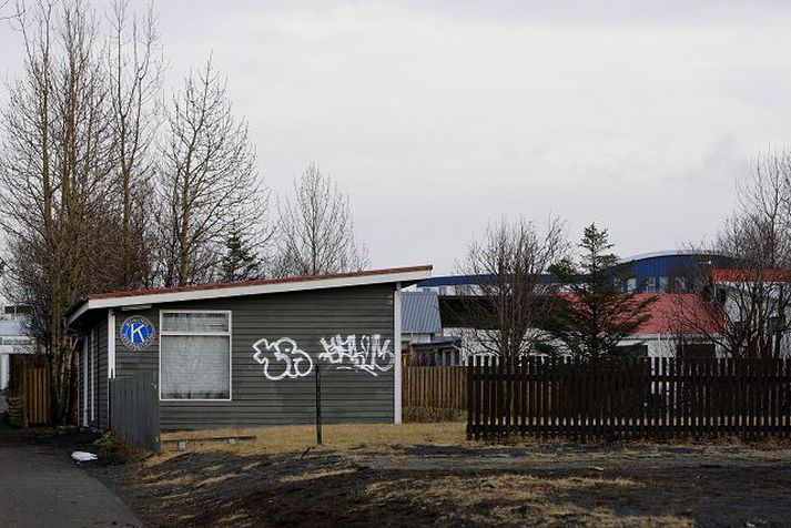 Á aflóga róluvelli við baklóðir íbúarhúsa við Faxatún hefur Kiwanisklúbburinn Setberg aðstöðu í gömlu húsi í eigu bæjarins. Fjær sést skátaheimili Vífils í blárri byggingu.Fréttablaðið/Vilhelm