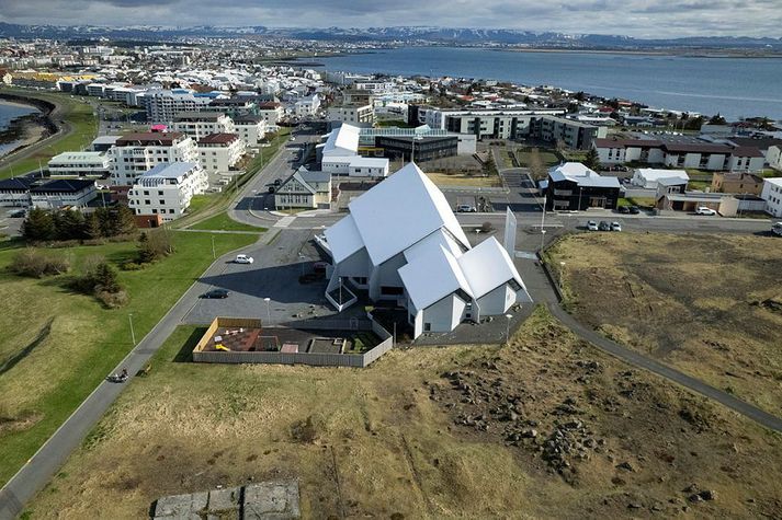 Tveir reyndu að þvinga annan til að taka pening úr hraðbanka á Seltjarnarnesi. 