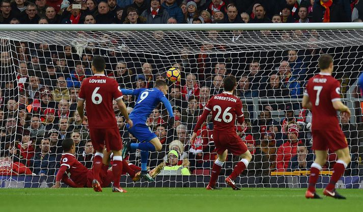 Jamie Vardy skorar á móti Liverpool.