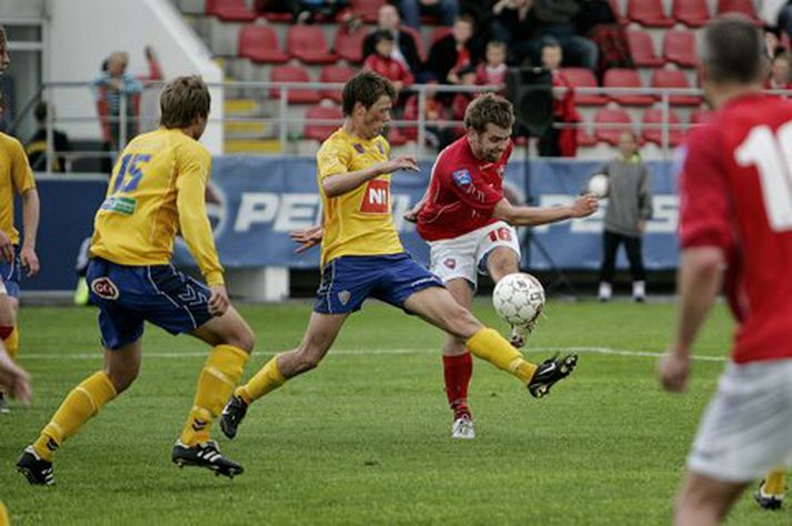 Baldur Aðalsteinsson reynir skot að marki KA í kvöld.