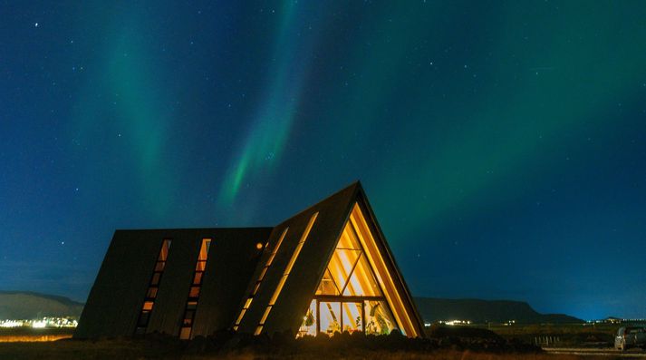 Húsið er óneitanlega glæsilegt, hvað þá undir slíkum himni.