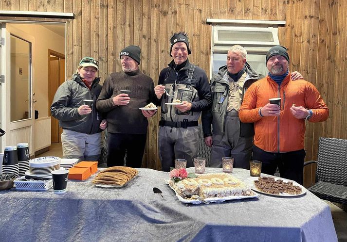 Fjögur þúsundasta laxinum var fagnað í gær með pönnukökum og öðru góðgæti en á myndinni eru frá vinstri; Margrét Lillý Árnadóttir, Steinn Árni Ásgeirsson, Gestur Antonsson, Ásgeir Ásgeirsson og Magni Bernhardsson.