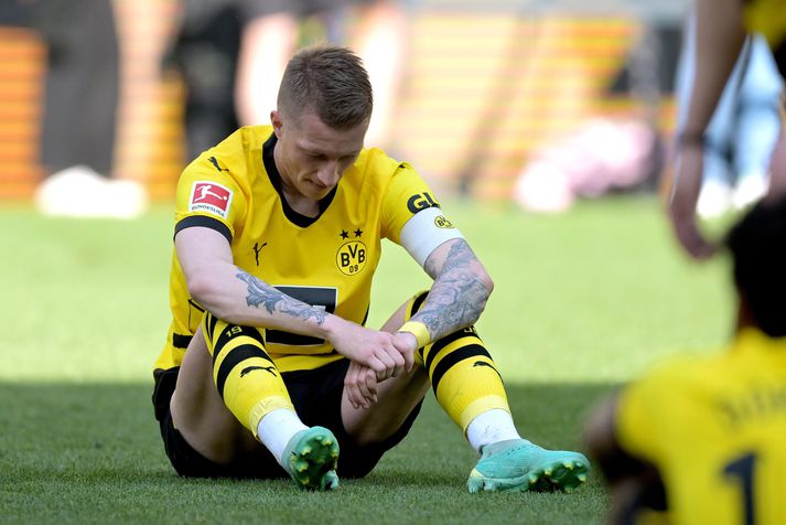 Marco Reus niðurlútur eftir að Borussia Dortmund mistókst að verða þýskur meistari í vor.