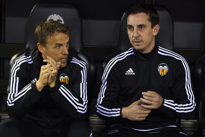 Neville-bræðurnir á hliðarlínunni á Mestalla í kvöld.