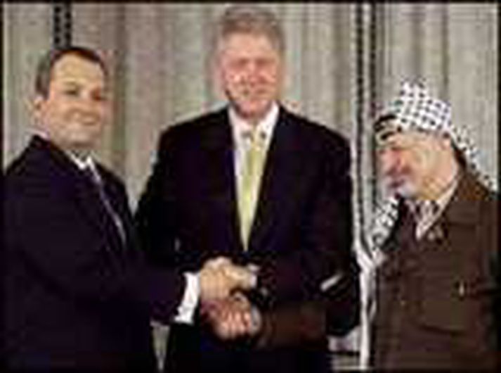 Ehud Barak ásamt Bill Clinton og Yasser Arafat.