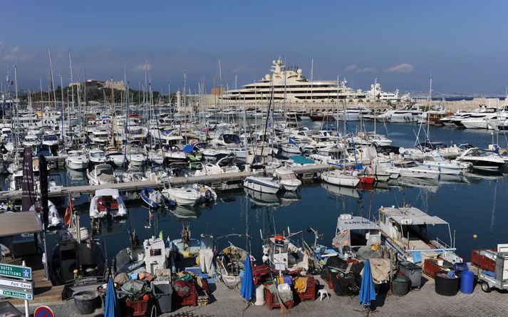 Lúxussnekkja rússnesks ólígarka í höfn í Antibes á Bláströndinni árið 2016. Þrátt fyrir refsiaðgerðir vegna innrásarinnar í Úkraínu hafa rússneskir auðkýfingar getað haldið áfram að lifa áhyggjulausu lífi þar.