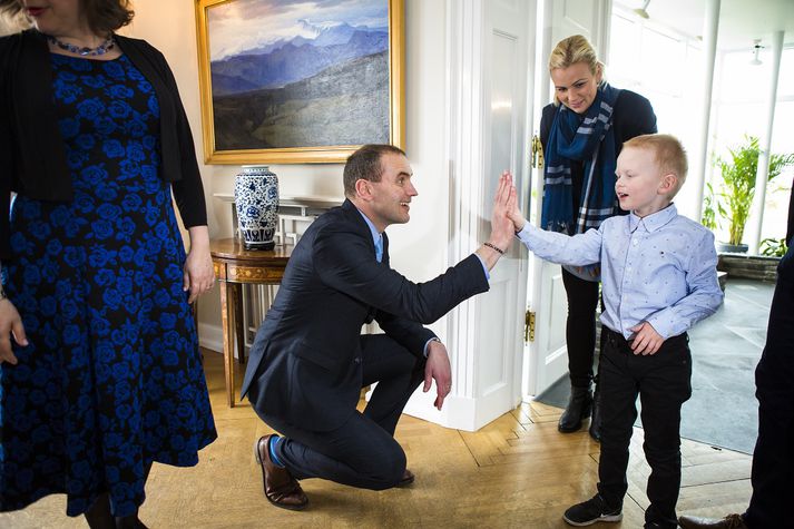 Arnar Máni Vignisson er fimm ára patti og lét sig ekki muna um að gefa forseta Íslands spaðafimmu þegar þeir hittust á Bessastöðum í sunnudaginn. Arnar er einhverfur og fór ásamt hópi barna og aðstandanda þeirra á fund forseta til að vekja athygli á alþjóðadegi einhverfu.