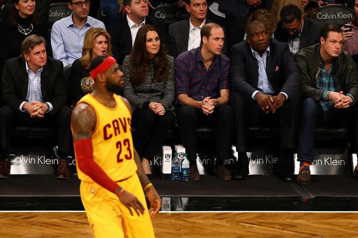 Vilhjálmur prins og Katrín fylgjast með LeBron James í Brooklyn í nótt.