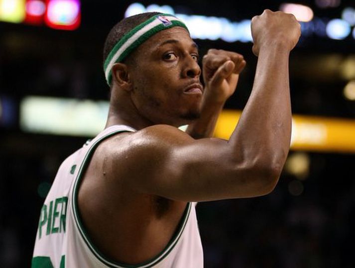 Paul Pierce fagnar hér sigri Boston í nótt.