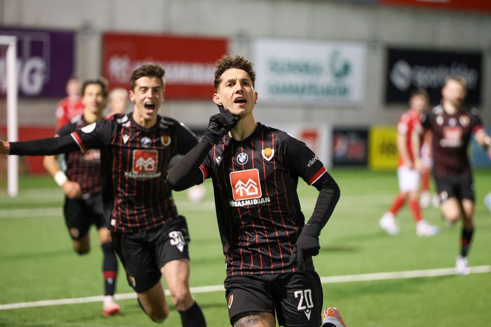 Tarik Ibrahimagic skoraði jöfnunar- og sigurmark Víkings í leiknum við Val en fékk einnig að líta gult spjald og er af þeim sökum í banni næstu helgi.