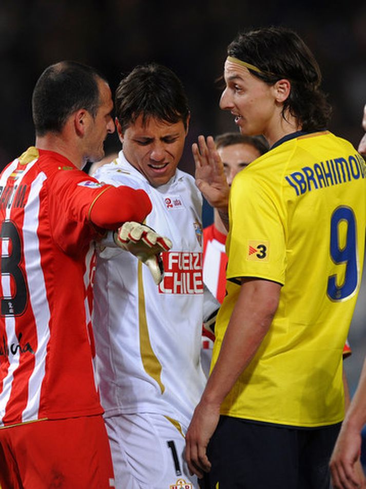 Fernando Soriano sýnir hvernig að hans mati Zlatan Ibrahimovic beitti olnboganum þegar hann fékk rauða spjaldið á móti Almeria.