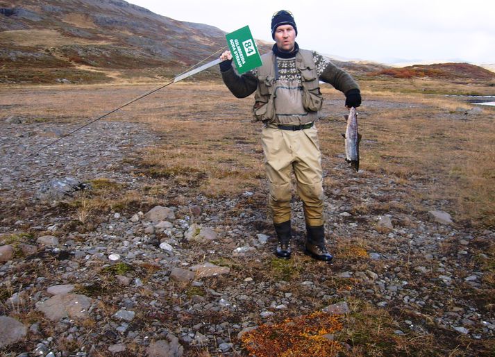 Trausti Hafliðason veiddi lax á Gilsbreiðunni og tók um leið sér með veiðistaðarskiltið til að koma því hús fyrir veturinn.