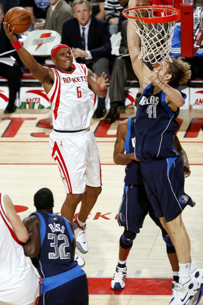 Dirk Nowitzky reynir að verjast Bonzi Wells.