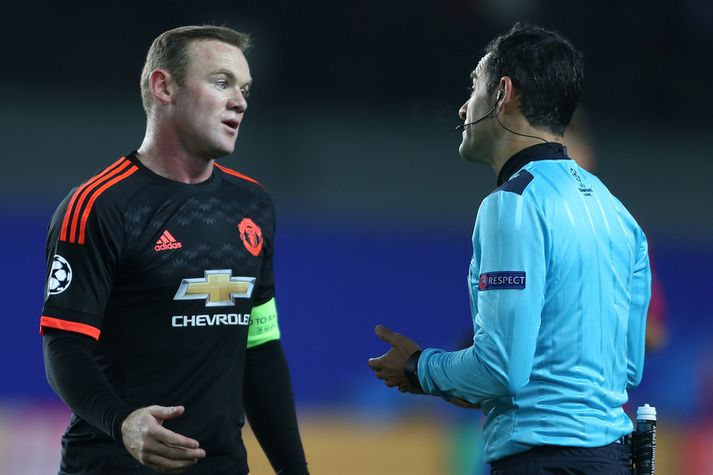 Wayne Rooney kvartar í dómaranum í gærkvöldi.